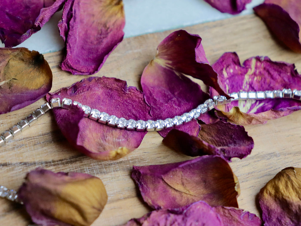 Handmade 925 sterling silver bracelet with a versatile design, ideal for any occasion and a thoughtful unisex gift, available for worldwide shipping.