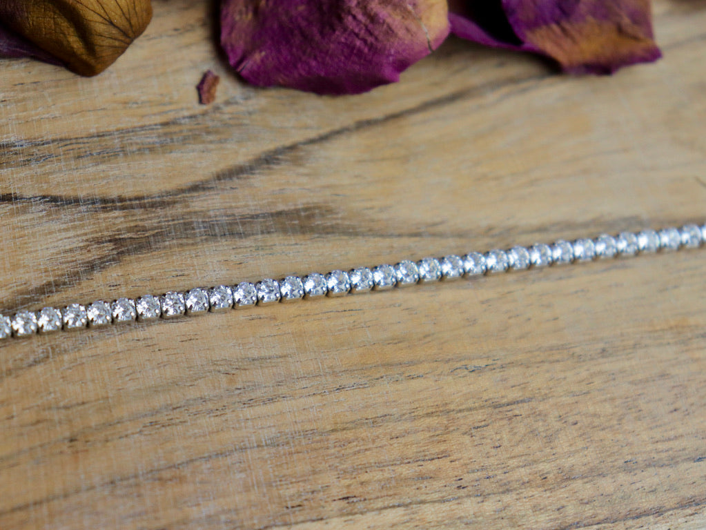 Handmade 925 sterling silver bracelet with a versatile design, ideal for any occasion and a thoughtful unisex gift, available for worldwide shipping.